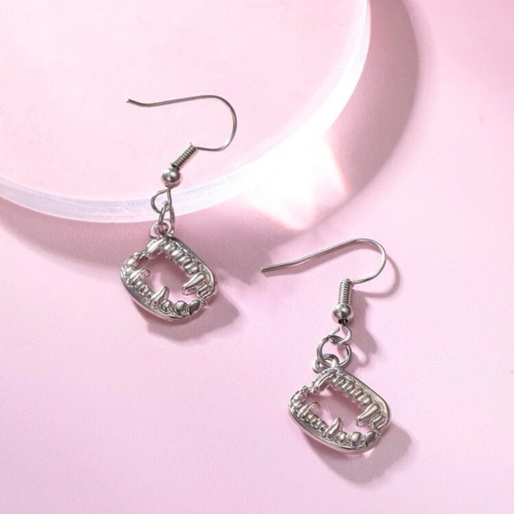 🧛♀️ Awesome Metallic Smiling Vampire Teeth Fangs Drop Earrings 🩸 - Picture 2 of 4